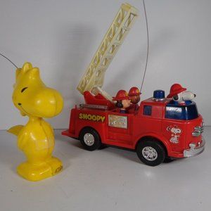 Vintage Peanuts Snoopy's Mystery Fire Engine Aviva w/Woodstock Remote Control